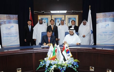 '보르쥬 3차 확장 프로젝트' 계약서명식에서 현대건설 김중겸 사장(앞줄 왼쪽)과 보르쥬사 압둘라 아지즈 사장이 계약서에 서명하고 있다.