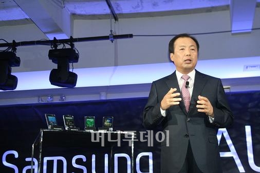 ↑29일(현지시간) 뉴욕 맨해튼에서 열린 갤럭시 S 미국시장 런칭행사에서 삼성전자 무선사업부장 신종균 사장은 갤럭시 S 컨셉트를 설명하며 단기간내 1000만 셀러에 오르겠다는 포부를 밝혔다.(사진=머니투데이)