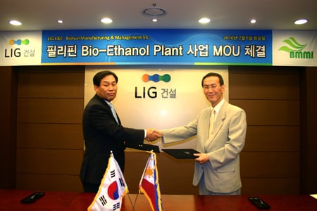 ↑전태성 LIG건설 해외사업본부장(왼쪽)과 이지연 BMMI 사장이 바이오에탄올 플랜트 건설과 관련한 MOU를 체결하고 악수를 나누고 있다. ⓒLIG건설