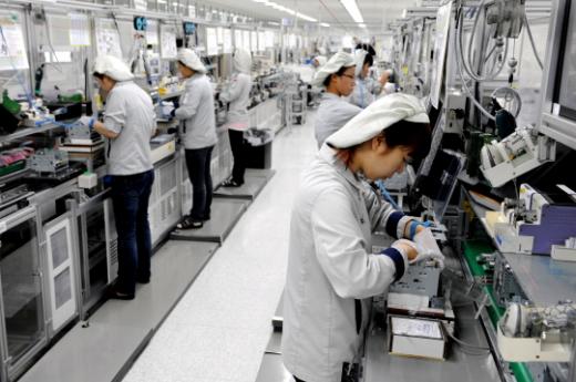 ↑ 진천공장 내 AVN 조립라인 작업 모습.