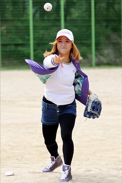 ↑인기 걸그룹 f(x) 루나가 11일 서울대 야구장에서 열린 '제1회 머니투데이 대학 동아리 야구대회' 개막식에서 시구를 하고 있다.ⓒ임성균 기자