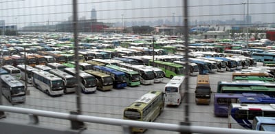 ↑중국 전역에서 상하이 엑스포 방문객을 실어온 고속버스들로 주차장이 만원이다. ⓒ장시복 기자