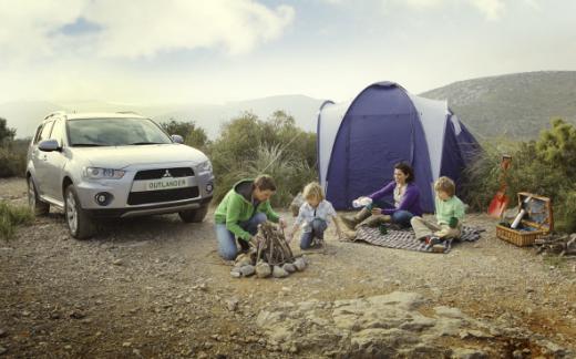 ↑미쓰비시는 뉴 아웃랜더 2.4' 구입고객에게 휴가비 100만원을 지원한다. 또 홈페이지 이벤트에서 여름휴가비 100만원(1명), 뉴 아웃랜더 7일 시승권 및 주유비 20만원(2명), 콜맨 비치 체어(20명) 등 다양한 경품을 선물한다. ⓒ미쓰비시모터스 제공