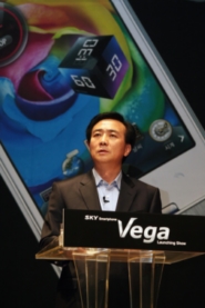 ↑박병엽 팬택 부회장이 15일 팬택 본사에서 열린 '베가 런칭쇼'에서 베가를 소개하고 있는 모습.