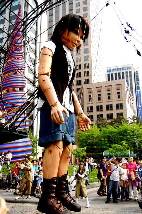 ↑지난 2007년 톰보이가 30주년 프로젝트의 일환으로 선보인 8m 높이의 대형 마리오네트 인형 '테라(Tara)'의 이미지. 테라는 여성의 자유정신과 독립성, 사회 참여 메시지를 전달하며 신 여성상을 표현했던 톰보이가 21세기에 맞는 강한 신여성을 대변하기 위해 만든 것이다. 그리스어로 '대지의 여신'을 의미하는 테라는 호주에서 6개월이라는 오랜 기간 동안 특수 제작됐다.