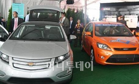 ↑LG화학이 배터리를 납품할 전기차, 시보레 볼트(왼쪽)과 포드 포커스(오른쪽)
