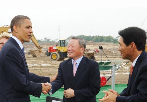 ↑LG화학이 15일(현지시간) 미국 미시간주 홀랜드시에서  전기차용 배터리공장 기공식을 개최했다. 행사에 앞서 오바마 미국 대통령과 구본무 LG그룹 회장이 악수를 나누고 있다.