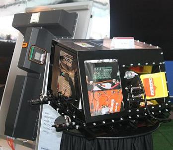 15일(현지시간) 기공식서 LG화학이 공개한 GM 시보레 볼트용 배터리 팩(왼쪽)과 순수 전기차용 배터리 팩(오른쪽).