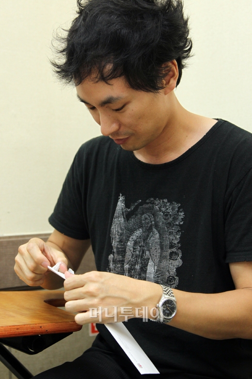 직접 성적증명서의 실을 뜯고 있는 데이브ⓒ사진=임성균 기자 tjdrbs23@