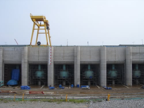 ↑시화호 조력발전소에 설치중인 수차 전경