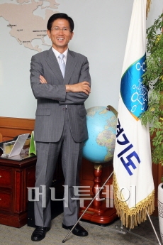 김문수 경기도지사는 여당의 친이·친박 갈등에 대해 "박심(박근혜 전 대표의 마음)을 얻어야 성공한 대통령이 될 것"이라고 말했다.