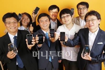↑ 　머니투데이와 방송통신위원회는 대한민국 모바일앱 어워드 '7월의 으뜸앱'으로 '할인의 달인'(네시삼십삼분), '푸딩카메라(KTH), 'R-2 플레이어'(제닉스스튜디오)를 선정했다. '7월의 스타추천앱'은 개그맨 남희석씨가 추천한 '웨더스타'(ESM소프트)가 선정됐다. 사진 왼쪽 아랫줄부터 시계 반대방향으로 '푸딩카메라' 개발사인 KTH의 신승용 KTH 상무, 이백규 머니투데이 부사장겸 편집인, 'R-2 플레이어'를 개발한 이일희 제닉스스튜디오 대표, '웨더스타' 개발사인 ESM소프트의 김종현 팀장, '할인의달인' 개발사인 네시삼십삼분의 장원상 이사, 오상진 방통위 개인정보보호윤리과장, 장원상, 최재홍 강릉원주대 교수(심사위원장).ⓒ이명근 기자 qwe123@