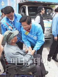 김문수 경기도지사는 지난 6·2지방선거에서 '24박25일 봉사'를 펼치며 경기도 현장 곳곳을 누볐다.