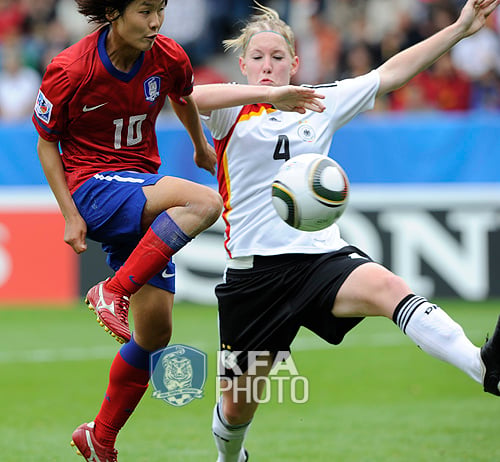 지소연이 독일 수비수를 앞에 두고 볼다툼을 벌이고 있다. 대한축구협회 제공