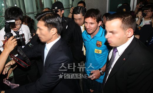 ↑ 스페인 축구 클럽 FC바르셀로나 리오넬 메시가 2일 오후 인천공항에서 K리그 올스타팀과 친선 경기를 펼치기 위해 입국하고 있다.