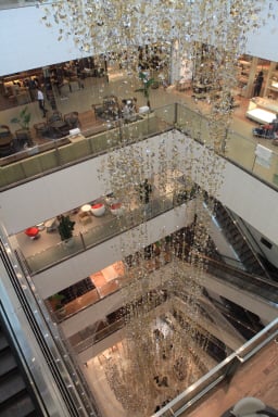 롯데백화점 청량리점은 지상 3~8층까지 중앙 보이드를 만들어 자연채광을 극대화하고 쾌적성을 높였다.