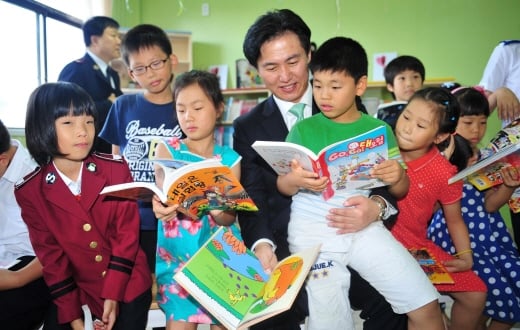 ↑핑크 드림 도서관은 메리케이 글로벌 캠페인 ‘아름다운 실천(beauty that counts)’의 일환으로 한국에서는 어린이들의 꿈과 미래를 후원하기 위해 시작된 사회공헌 활동이다.