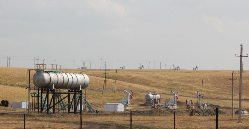 유전회사 빈카의 유전지역 내 설치한 생산 크레인(오른쪽 앞). 왼쪽에 빈카의 저장탱크. 뒤쪽에는 러시아 바시코르토스탄 공화국 국영 바시네프의 생산 크레인이 원유를 추출하고 있다.