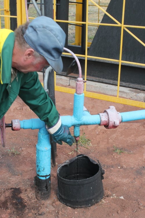 빈카사 현지 직원이 유전 채굴장비인 써커를 시험가동하고 있다. 가동 2분 후부터 기름이 나오기 시작했다. 대부분의 기름은 땅속 아래 배관으로 이동, 탱크에 저장된다.