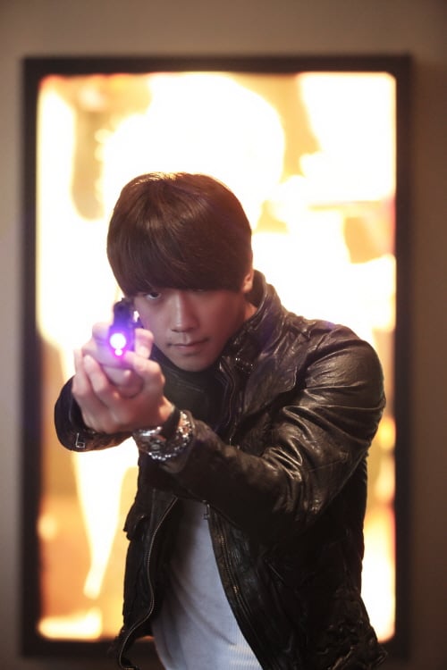 ↑가수 비가 마카오 현지 '도망자' 촬영 현장에서 대본을 읽고 있다.