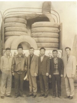 ↑ 금호타이어 1965년 첫 수출을 기념해 실무진들이 찍은 사진.