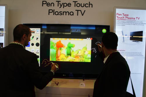 ↑LG전자가 선보인 펜 타입 터치 PDP TV도 이번 전시회에서 주목을 받았다. 펜을 스크린에 터치하는 것만으로 다양한 조작이 가능하다.