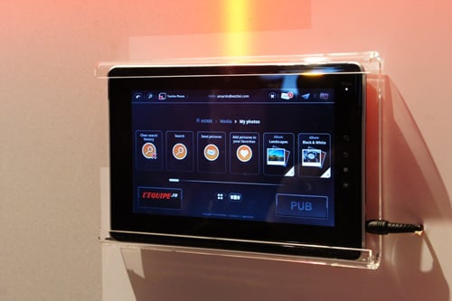 ↑도시바가 내놓은 10.1인치 스마트패드. 구글 안드로이드 운영체제를 탑재했으며, 멀티터치를 지원한다.