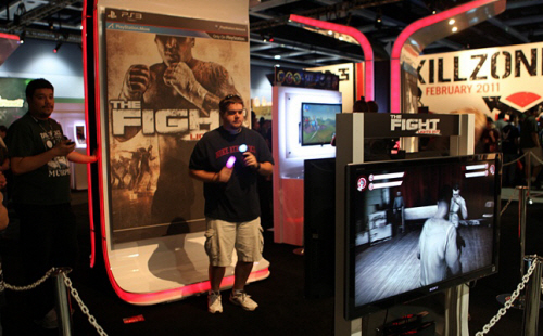 ↑ 소니의 모션 컨트롤러 '무브'를 활용해 한 관람객이 게임을 즐기고 있다.