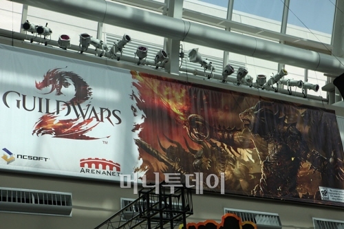↑ PAX 전시관 입구. 엔씨소프트의 '길드워2'가 자리잡고 있는 모습이 인상적이다. 엔씨소프트는 이번 행사를 통해 미국 시장에서 처음으로 '길드워2'를 공개했다.