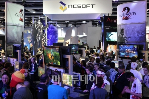 ↑ 엔씨소프트가 마련한 길드워2의 전시관. 관람객들은 줄을 서가며 길드워2를 즐겼다.