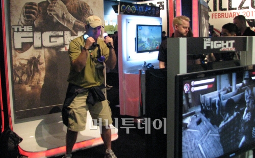 ↑ 올해는 유독 동작인식게임이 인기를 끌었다. 사진은 소니의 모션 컨트롤러인 '무브'를 활용해 게임을 즐기는 모습. 두개의 컨트롤러를 이용해 움직이면 게임 속에서 그대로 재현되는 방식이다. (시애틀(미국)=정현수 기자 gustn99@)