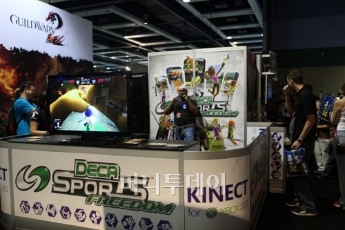 ↑ 마이크로소프트의 모션 컨트롤러 '키넥트'를 활용해 게임을 즐기고 있는 모습