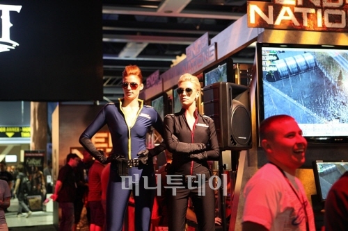 ↑ 다양한 여성 모델들이 PAX 전시장을 채웠다.