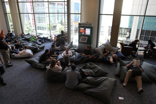 ↑ 행사장 곳곳에는 관람객들이 편히 쉴 수 있는 장소가 마련됐다.