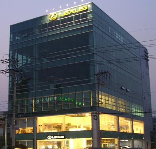 ↑렉서스의 광주딜러사인 남양모터스 전시장 모습