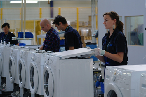 ↑세탁기 조립라인에서 현지 직원들이 작업을 하고 있다.