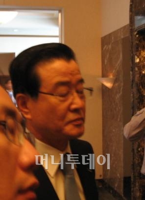 라응찬 신한지주 회장이 나고야 메리어트 호텔에서 열린 주주와의 간친회가 끝난 뒤 곤혹스런 표정을 지으며 기자들의 질문을 듣고 있다.