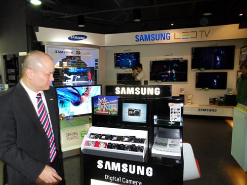 ↑홍콩 커서베이 타임스퀘어내 가전 매장에서 알렉스 청 삼성 홍콩법인 소비자가전 매니저가 제품을 소개하고 있다.