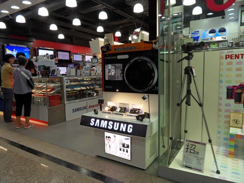 ↑타임스퀘어내 가전매장 쇼윈도에 전시된 삼성 듀얼 뷰 카메라 모형. 그 앞을 지나가면 앞면 LCD창에 자신의 모습이 직접 재연돼 흥미를 끌었다.