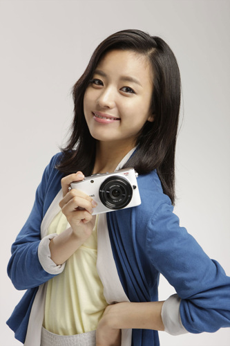 ↑삼성의 카메라 광고 전속모델 한효주가 NX100을 들고 포즈를 취하고 있다.