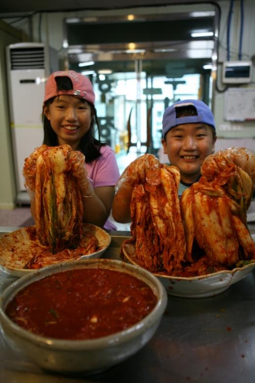 ▲광주 김치 축제에서 직접 김치를 담그는 모습