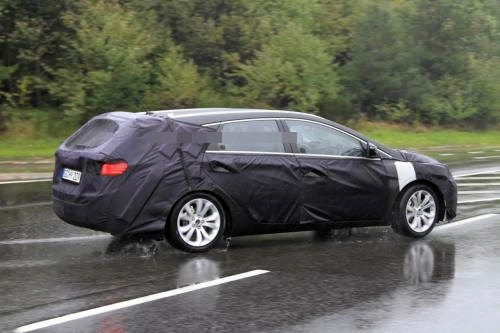 ↑현대차가 내년 하반기 내놓을 예정인 '쏘나타 왜건' 스파이샷(미공개 신차를 찍은 사진)
