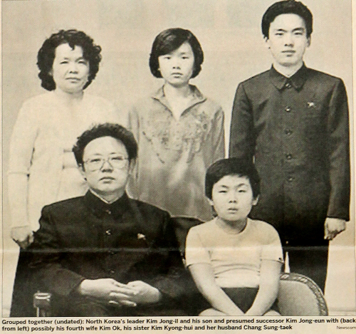 ▲FT는 이 사진 설명에 "(연도미상) 김정일 위원장과 그 후계자로 추정되는 아들 정은이 (뒷줄 왼쪽부터) 김 위원장 넷째 부인으로 알려진 김옥, 김 위원장 여동생 김경희, 김경희의 남편 장성택과 함께 했다"고 설명했다.