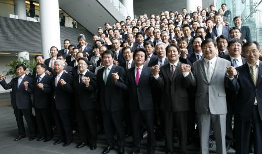 ↑최태원 SK그룹 회장(앞열 왼쪽 다섯번째)이 지난 29일 서울 워커힐호텔에서 열린 SK 상생 CEO 세미나를 마치고 협력업체 CEO들과 손을 맞잡고 동반 성장을 다짐하고 있다.