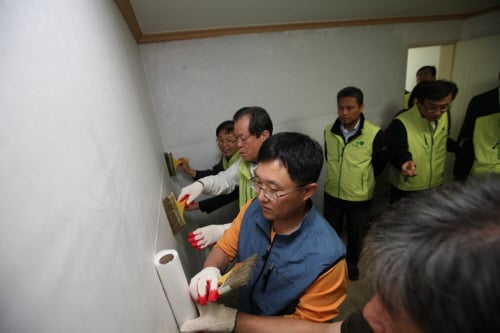 ↑지난 10월 1일 한국토지주택공사(LH) 출범 1주년 기념행사 후 이지송 사장(사진 왼쪽 가운데)을 비롯한 임직원들이 서울시 양천구 신월1동 수해복구 현장을 찾아 자원봉사활동을 펼쳤다.