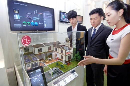 ↑ 6일 삼성동 코엑스에서 열리는 '저탄소 녹색성장 박람회' LG전자 부스에서 관람객들이 LG전자의 스마트그리드 기술이 집안에서 어떻게 구현되는지를 살펴보고 있다.