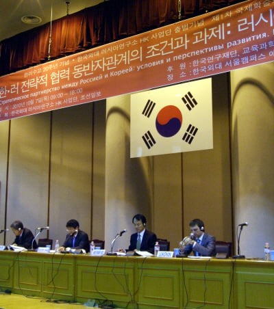 ▲7일 서울 이문동 한국외대에서 한러관계 관련 국제학술회의가 열렸다. (왼쪽부터) 여인곤 통일연구원 연구원, 장덕준 국민대 교수, 고재남 외교안보연구원 교수, 세르게이 루코닌 러시아국제관계대 교수.