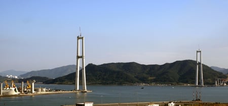 ↑주탑 공사가 마무리 된 이순신대교 전경