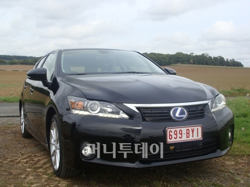 ↑CT200h의 전후면