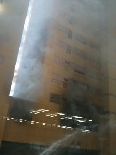 ↑건물 뒷편에서 방수포를 통해 화재 진압 중인 모습